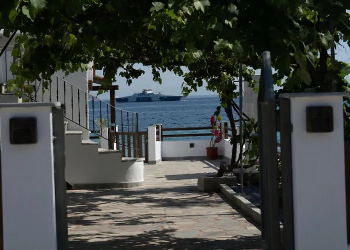 Aigialos Suites